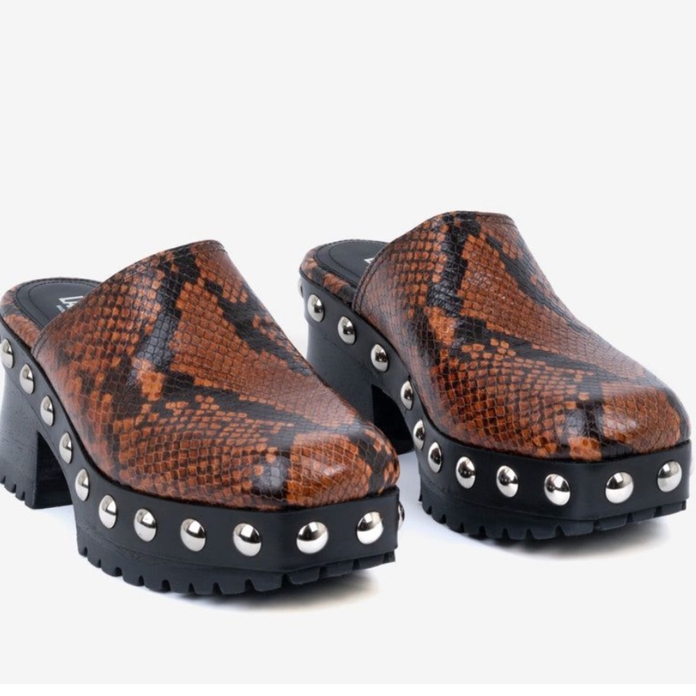 ISO Labucq clog in caramel python size 40